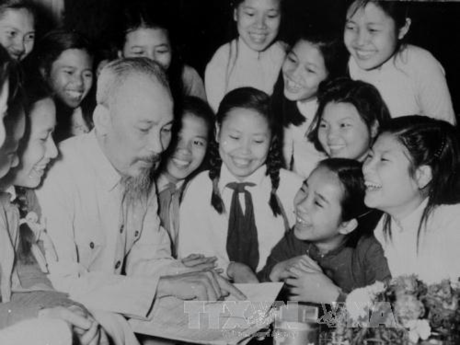 “Hồ Chí Minh – Tấm gương sáng cho học sinh noi theo”